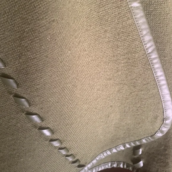 Patricia Nash Knit Cape with Whipstitch Detail size says M/L posted it as medium - Picture 5 of 12